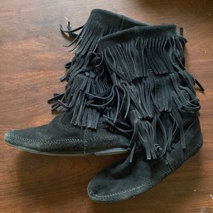 Black Minnetonka 3 tiered fringe boot